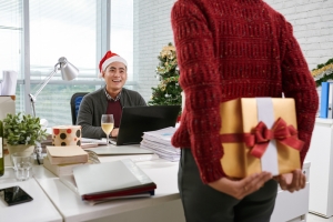 Unternehmensattraktivität vergrößern: So stärken Weihnachtsgeschenke die Mitarbeiterbindung